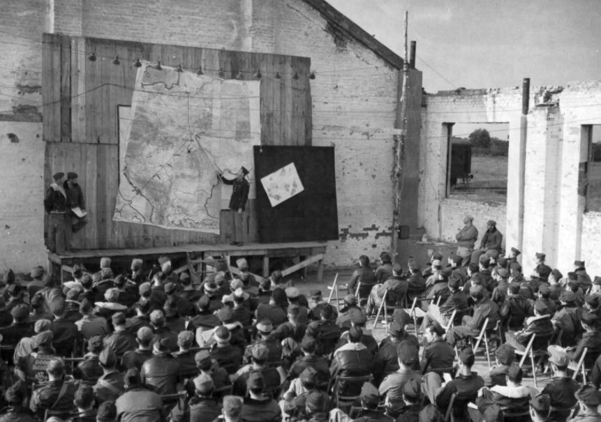 A kép illusztráció. Az Amerikai hadsereg Tizenötödik légierejének egyik alakulata bevetés előtti eligazításon, 1944 / Fortepan, ad.: National Archives