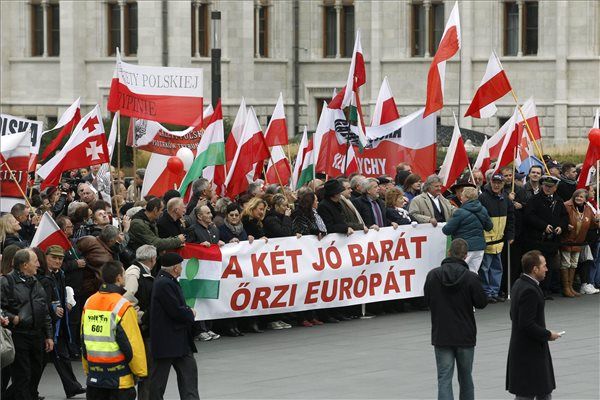 Érdeklődök sorban állnak a Terror Háza Múzeum előtt az 1956-os forradalom és szabadságharc 60. évfordulóján, 2016. október 23-án. A nemzeti ünnep napján ingyenesen látogatható az intézmény. MTI Fotó: Bruzák Noémi