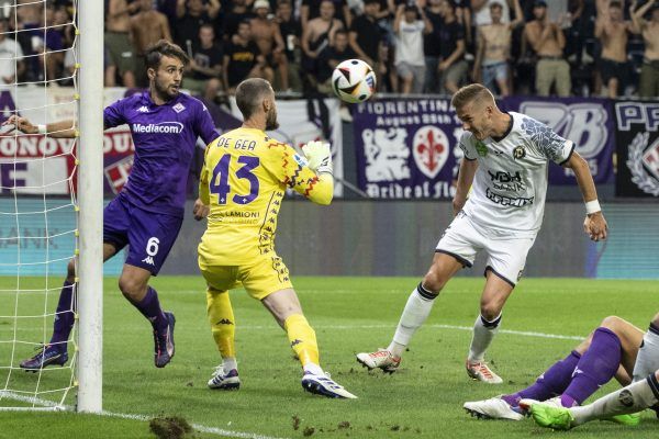 Jakub Plsek, a Puskás játékosa (j) és David de Gea, a Fiorentina kapusa (j2) a labdarúgó Konferencia-liga selejtezőjének 4., utolsó fordulójában játszott Puskás Akadémia-Fiorentina mérkőzésen a felcsúti Pancho Arénában.<br />Fotó: MTI/Szigetváry Zsolt