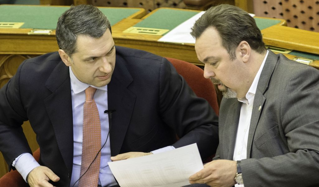 Lázár szerint L. Simon nem végezte el a munkát, ezért menesztette.