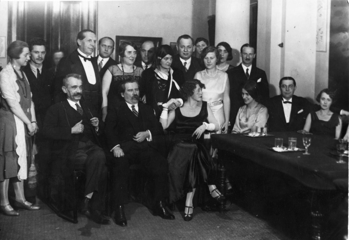 1930. Legendák. Móricz Zsigmond és Surányi Miklós tiszteletére a Magyar írók Egyesülete vacsorát rendezett. A képen: ismeretlen nő, József Attila költő, Schöpflin Aladár kritikus, Magyar Elek újságíró, Kárpáti Aurél kritikus, Magyar Elekné, Móricz Zsigmond író, Vidor Marcell író, Móricz Gyöngyi, Móriczné Simonyi Mária, Kállay Miklós író, ismeretlen férfi, Móricz Virág, ismeretlen nő, Surányi Miklós író, ismeretlen nő, Somogyi Gyula író, Somogyi Gyuláné. / Fotó: Fortepan.hu/Adományozó: Magyar Bálint