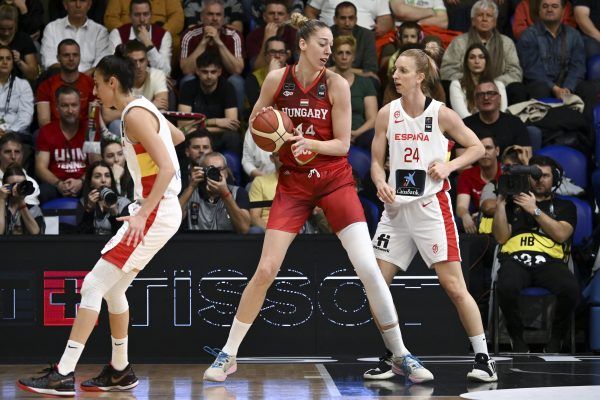Határ Bernadett (k) és a spanyol Laura Gil (j) a kosárlabda olimpiai selejtező torna 3. fordulójában játszott Magyarország-Spanyolország mérkőzésen a soproni Novomatic Arénában 2024. február 11-én.<br />Fotó: MTI/Illyés Tibor