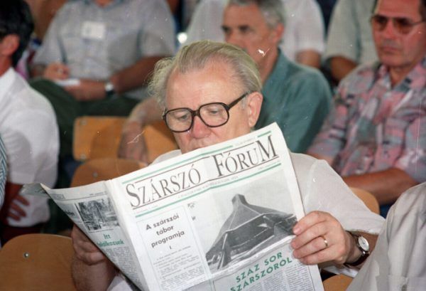 A Szárszói Találkozó idején napilapként megjelenő Szárszóó Fórumot olvassa egy résztvevő két előadás között. <br />Fotó: MTI/Asztalos Zoltán