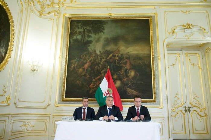 Orbán Viktor miniszterelnök sajtótájékoztatót tart a Werner Faymann osztrák kancellárral és Reinhold Mitterlehner alkancellárral folytatott tárgyalásait követõen a bécsi magyar nagykövetségen pénteken. Mellette Lázár János Miniszterelnökséget vezetõ miniszter (b) és Szijjártó Péter külgazdasági és külügyminiszter. Fotó: MTI/ Koszticsák Szilárd