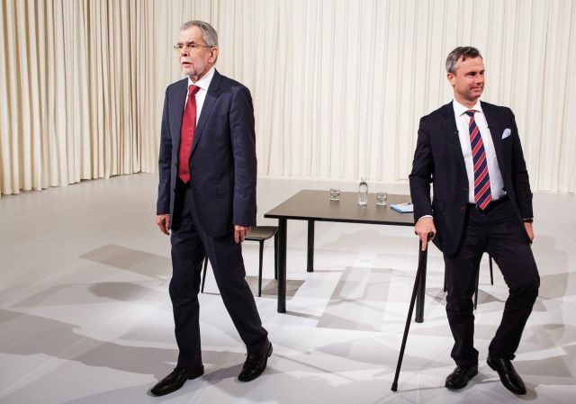 Bécs, 2016. május 16. Alexander Van der Bellen, az osztrák Zöldek pártjának (b) és Norbert Hofer, az Osztrák Szabadságpárt (FPÖ) jelöltje, mielõtt megkezdõdik televíziós vitájuk Bécsben 2016. május 15-én, egy héttel az osztrák elnökválasztás második fordulója elõtt. (MTI/EPA/Lisi Niesner)