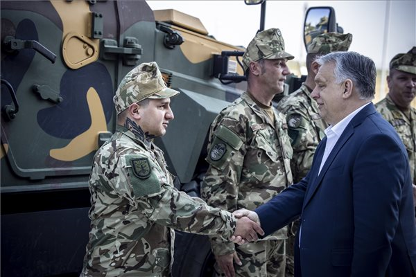 A Miniszterelnöki Sajtóiroda által közreadott képen Orbán Viktor miniszterelnök beszédet mond a zalaegerszegi Lynx harcjárműgyár épületének és elkészült moduljainak ünnepélyes átadóján a zalaegerszegi ZalaZONE Ipari Park Rheinmetall gyárépületében 2022. március 26-án. MTI/Miniszterelnöki Sajtóiroda/Fischer Zoltán