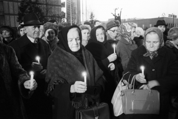 Egykori özvegyek és hozzátartozók gyertyákkal emlékeznek agyonlőtt szeretteikre a salgótarjáni sortűz helyén, 1989. december 8-án, napra pontosan 33 évvel(!) a pufajkások tömeggyilkossága után. Ekkor lehetett először nyilvános megemlékezést szervezni. Forrás: MTI