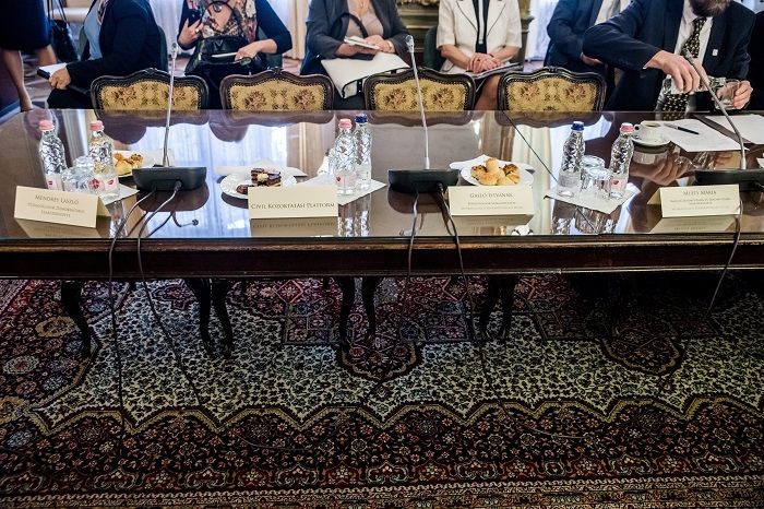 Budapest, 2016. április 19. A Pedagógusok Demokratikus Szakszervezete, a civil közoktatási platform, a Pedagógusok Szakszervezete és a Magyar Zenemûvészek Szakszervezete képviselõjének üres széke a köznevelési kerekasztal ülésén az Emberi Erõforrások Minisztériumában 2016. április 19-én. MTI Fotó: Balogh Zoltán