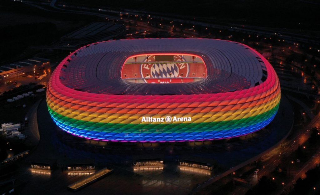 A Bayern München stadionja szivárványszínekben pompázva