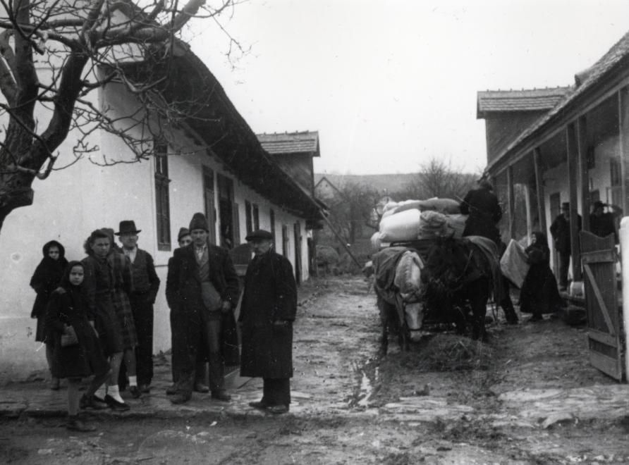 Indulás előtt, 1946 / Fotó: Fortepan.hu