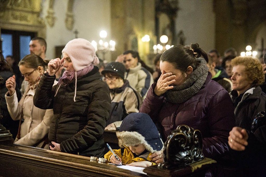 Szentmise azokról, akik az utcán éltek és haltak meg.Mise után a templomban megterítettek, és vasárnapi estebéden látták vendégül a szegényeket. Fotó: Horváth Péter Gyula