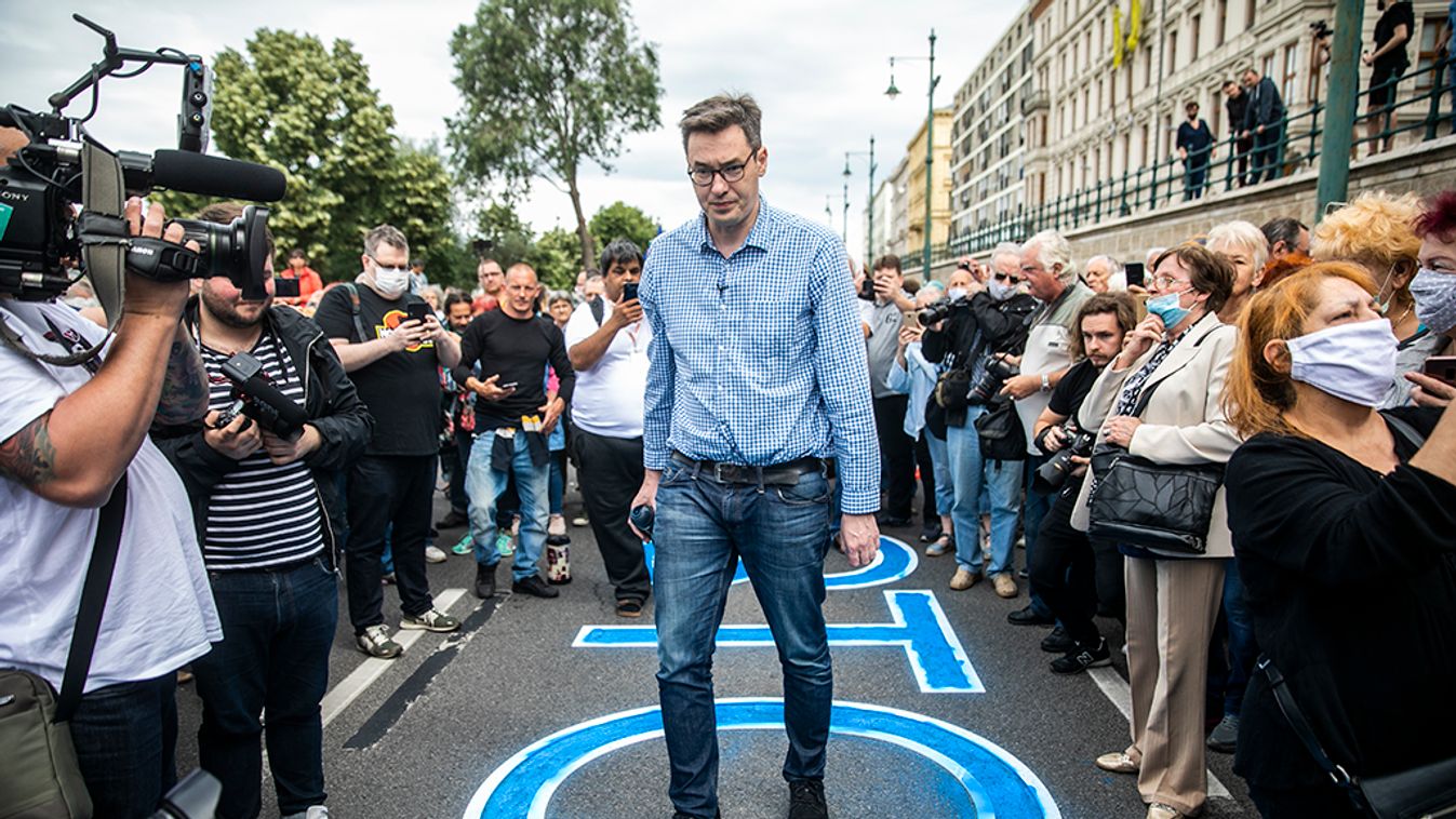 Karácsony bedobta a "bedobhatót": még az is lehet, hogy tüntetni fognak és "apró kis rózsaszínű lepkék szállnak körülöttünk"