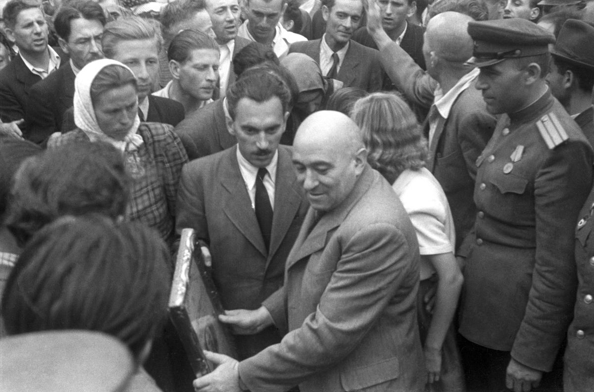 Kecskemét, 1945. Péter Gábor és Rákosi Mátyás az MKP fõtitkára érkezik a Magyar Kommunista Párt (MKP) választási gyûlésére. / MTI Fotó/MAFIRT