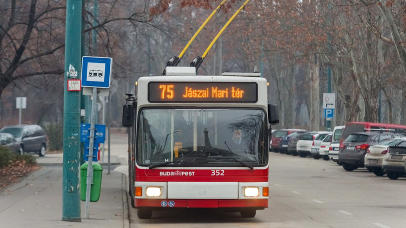 Rázárta a troliajtót a kisbabára egy sofőr, majd elhajtott
