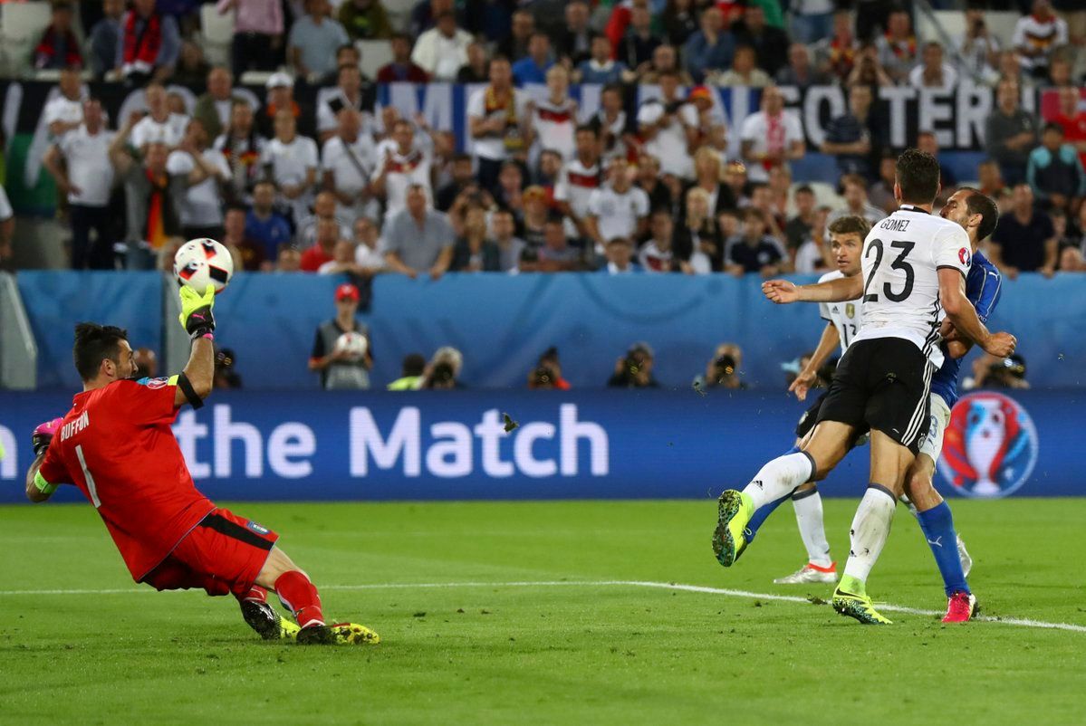 Jó az 'öreg' a háznál, Buffon hatalmas védése /Fotó: UEFA.com