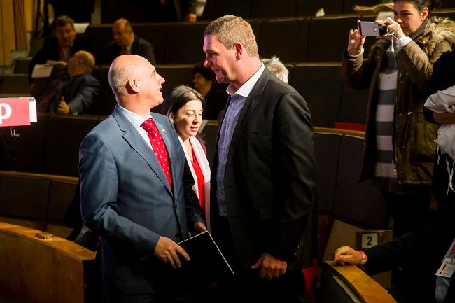Budapest, 2015. november 28. Tóbiás József pártelnök-frakcióvezetõ (b) Botka László választmányi elnök (j) és Budai Bernadett szóvivõ (k) a Magyar Szocialista Párt (MSZP) kongresszusán a Villányi úti Konferenciaközpontban 2015. november 28-án. MTI Fotó: Balogh Zoltán