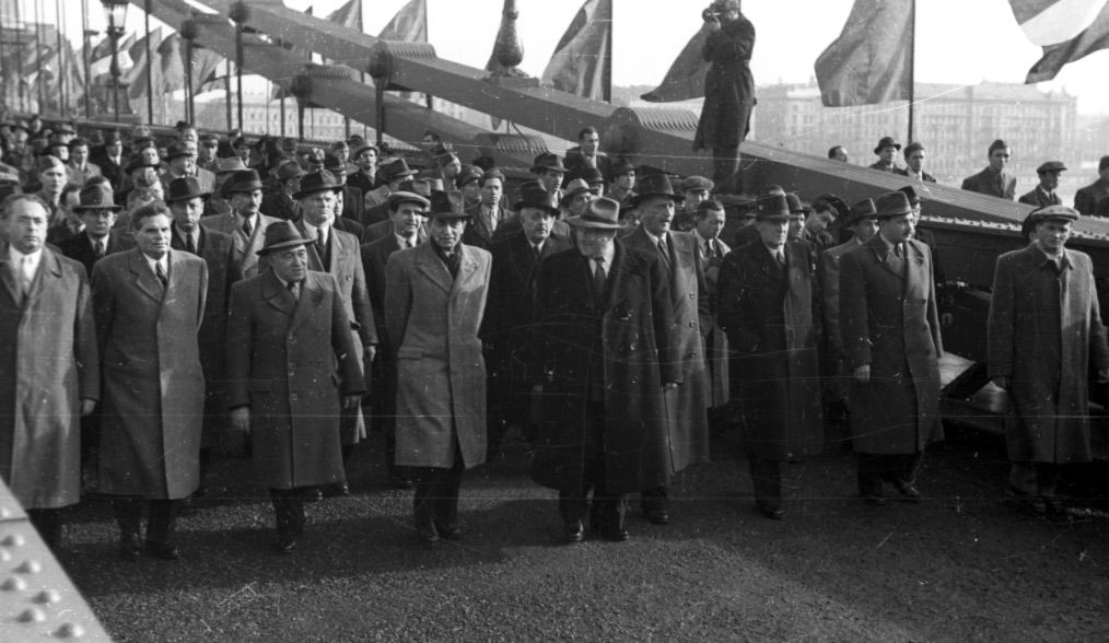 Vörös brigád a Széchenyi Lánchídon. Az újjáépített híd átadási ünnepsége, a menet élén Vas Zoltán, Dobi István, Rákosi Mátyás, Gerő Ernő, Bebrits Lajos, kettővel mellette Kádár János / Fotó: Fortepan.hu, ad: UVATERV
