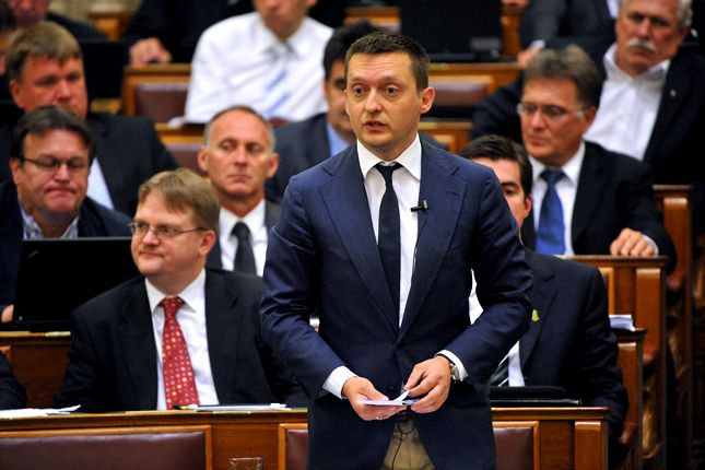 Rogán Antal bejelentette, az őszi parlamenti ülésszak kezdetéig elkészül az a törvényjavaslat, amelynek alapelve: minden visszajár a devizahiteleseknek, amelyet a bankok a Kúria jogegységi határozata értelmében tisztességtelenül vettek el. Fotó: origo.hu