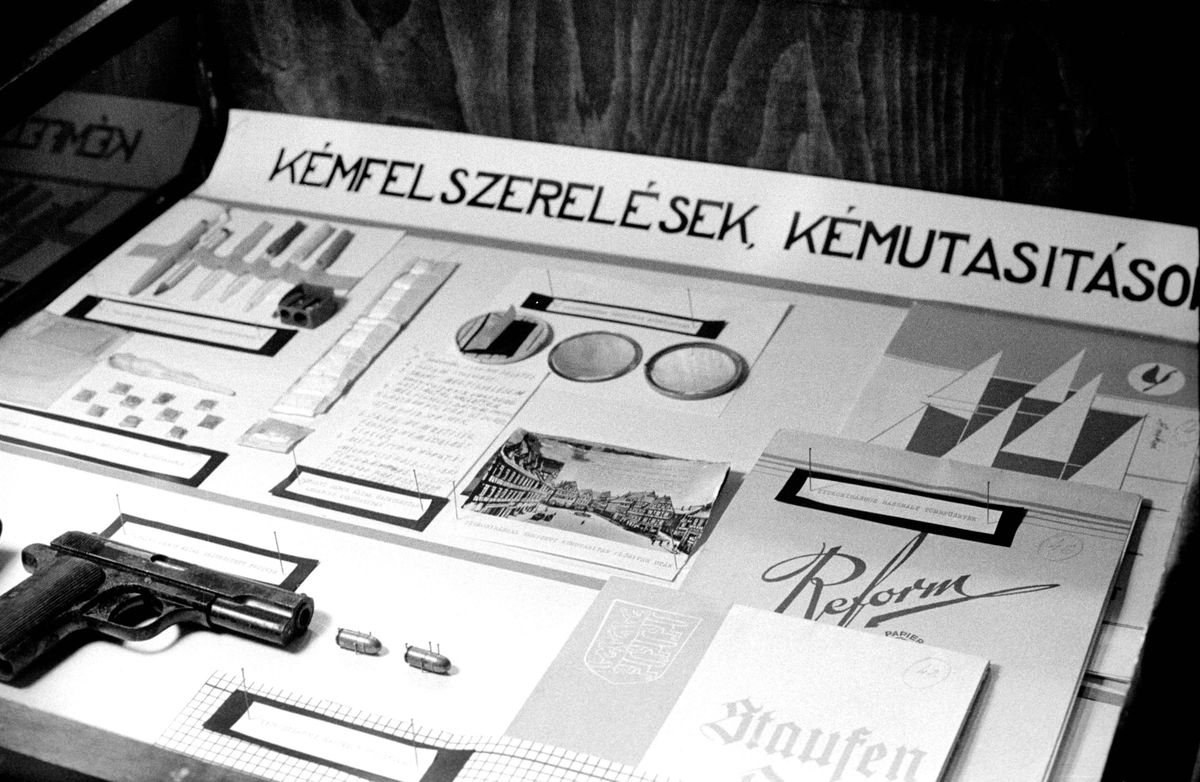 A kép illusztráció. Tárgyi bizonyítékok Tófalvi János, vecsési lakos, nyugat-német hírszerzõ kém kémkedési bûnperében / MTI Fotó: Friedmann Endre