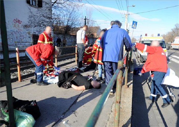 2012. január 7-én mentősök látják el azt a fiatalt, akit két társával együtt életveszélyes állapotban szállították el a Hajógyári sziget HÉV megállójából az Erzsébet Kórház toxikológiai osztályára. A három fiatal Gina nevű kábítószert fogyasztott. A 17 és 22 év közötti fiút lélegeztető gépre rakták, állapotuk súlyos, életveszélyes volt. Fotó: MTI/Mihádák Zoltán