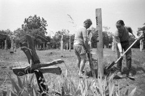 Az INCONNU független művészcsoport 300 kopjafát készített az 1956-os névtelen áldozatok emlékére / Fotó: MTI