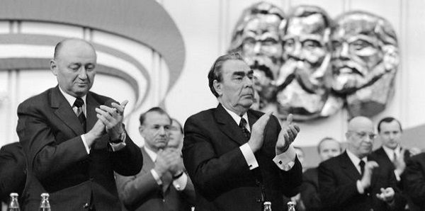 Budapest, 1975. március 21. Biszku Béla (b), az Magyar Szocialista Munkáspárt Központi Bizottsága (MSZMP KB) titkára és Leonyid Brezsnyev, a Szovjetunió Kommunista Pártjának elsõ titkára (b3) tapsol az elnökségben az MSZMP XI. Kongresszusának ötödik napján az Építõk Rózsa Ferernc Mûvelõdési Házában. Mögöttük (b2) Nyers Rezsõ, az MSZMP Politikai Bizottságának tagja. A háttérben Marx, Engels és Lenin dombormûve a falon. MTI Fotó: Vigovszki Ferenc
