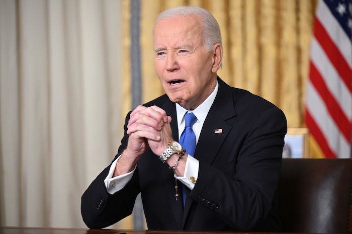 Joe Biden nem csak a kijáratokat nem találta, azt sem tudta, hogy mit ír alá, sőt, helyette használták aláírását. Újabb baloldali botrány Amerikában