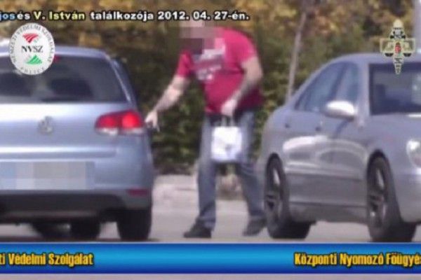 A PestiSrácok.hu-n elsőként megjelent leleplező videón Varga István egy 7,5 millió forinttal teli csomaggal száll be Hopka Lajos szolgálati kocsijába Fotó: PS