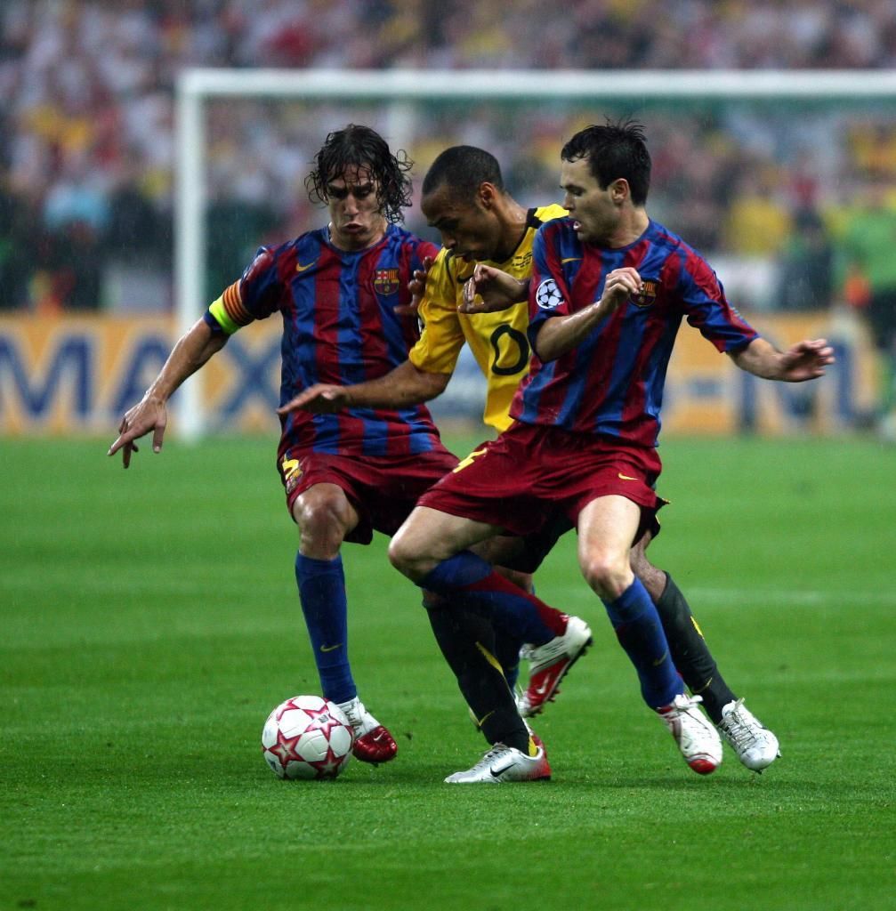 Iniesta és Puyol szorongatja Henryt / Fotó: Marca.com