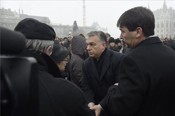 Orbán Viktor miniszterelnök (k) és Áder János köztársasági elnök (j) részvétét fejezi ki a budapesti Szinyei Merse Pál Gimnázium tanulóinak és tanárainak az Országház előtti Kossuth Lajos téren, ahol katonai tiszteletadással felvonták, majd félárbócra eresztették a nemzeti lobogót a veronai buszbaleset áldozataiért elrendelt nemzeti gyásznapon 2017. január 23-án