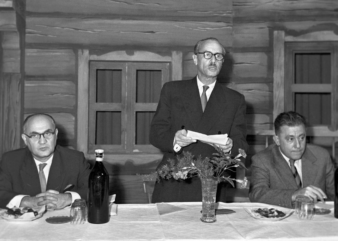 Gács László, a Magyar Rádió és Televízió elnöke beszédet mond 1958-ban / Fotó: MTI