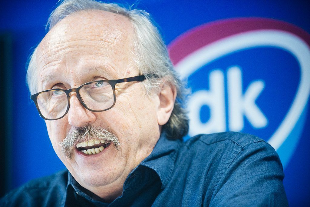 Niedermüller Péter nem elégedett meg azzal, hogy rémisztőnek nevezte a fehér, heteroszexuális képződményeket. A Magyarország-Írország focimeccsen az íreknek szurkolt. Fotó: Horváth Péter Gyula