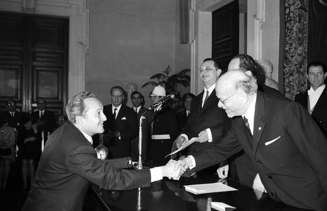 Száll József (balra) átveszi egy magyar írónő kitüntetését római nagykövetként / Fotó: MTI