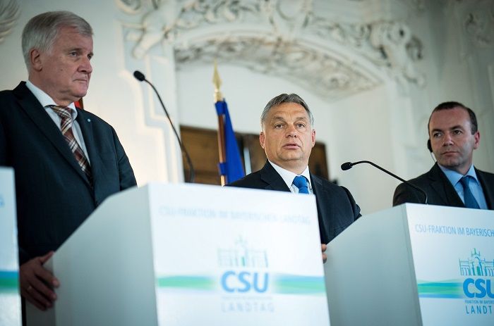Staffelstein, 2015. szeptember 23. A Miniszterelnöki Sajtóiroda által közreadott képen Orbán Viktor miniszterelnök sajtótájékoztatót tart a német konzervatív CSU tartományi törvényhozási frakciójának tanácskozásán a bajorországi Bad Staffelsteinban, a Banz kolostorban (Kloster Banz) 2015. szeptember 23-án. Mellette Horst Seehofer bajor tartományi miniszterelnök (b) és Manfred Weber, az Európai Néppárt frakcióvezetõje (j). MTI Fotó: Miniszterelnöki Sajtóiroda / Kobza Miklós