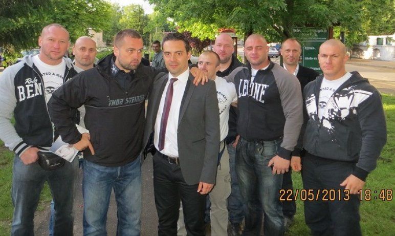 Vona Gábor a sok tekintetben egy terrorszervezet jegyeit viselő Betyársereg tagjainak körében. A Jobbik és a Betyársereg több ponton is átfedést mutat