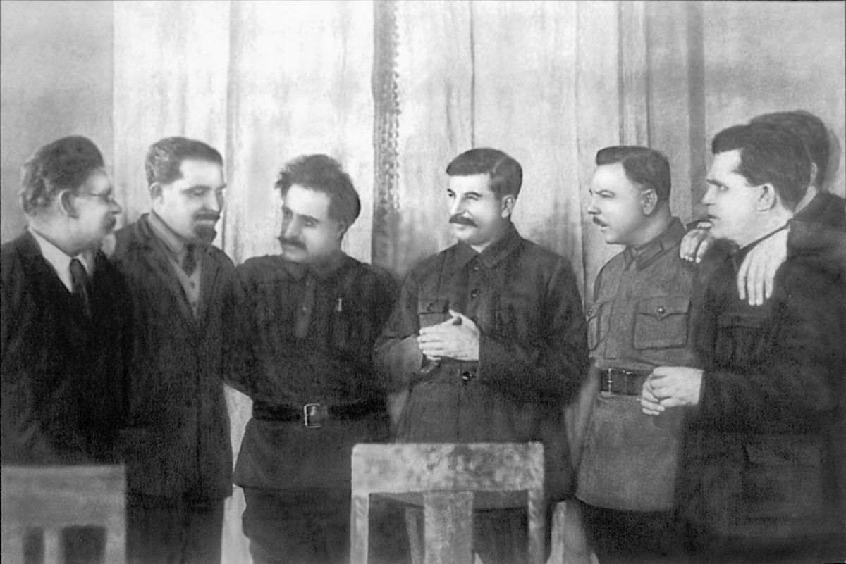 Sztáin születésnapja, balról: Kalinin, Kaganovics, Ordzsonikidze, Sztálin, Vorosilov, Molotov, Kirov / Forrás: Wikipedia.org