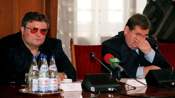 Budapest, 2000. november 30. Kiss Ernő dandártábornok és Tonhauser László nyugalmazott rendőrezredes az Országgyűlés olajügyeket vizsgáló bizottságának ülésén a Parlamentben. MTI Fotó: Bruzák Noémi