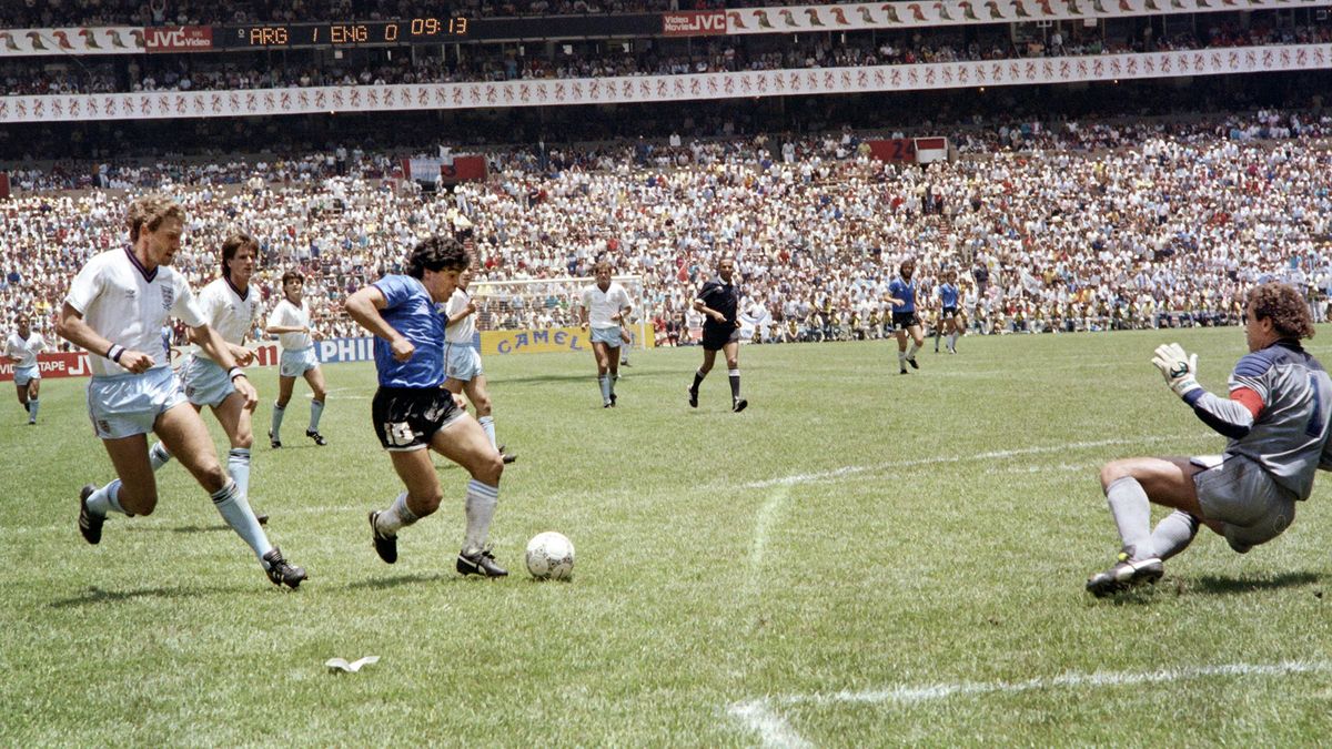 Maradona belővi a futballtörténelem talán legzseniálisabb gólját / Fotó: Goal.com