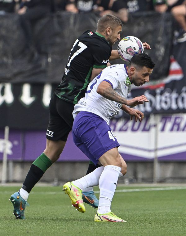 Civic és Pauljevid harca jól tükrözi a mérkőzés összképét is: a Ferencváros legalább egy fejjel az Újpest fölé nőtt a rangadón.<br /> Fotó: MTI/Szigetváry Zsolt
