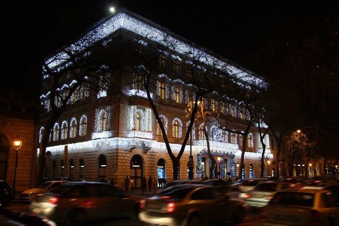Az Il Bacio di Stile luxusüzletnek helyet adó, impozáns palotát úgy tudni, négymilliárd forintért vásárolta Gattyán György, majd további ötmilliárd forintból újította föl. Fotó: Labell.hu