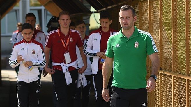 Jobbra Szélesi Zoltán szövetségi kapitány / Forrás: UEFA.com