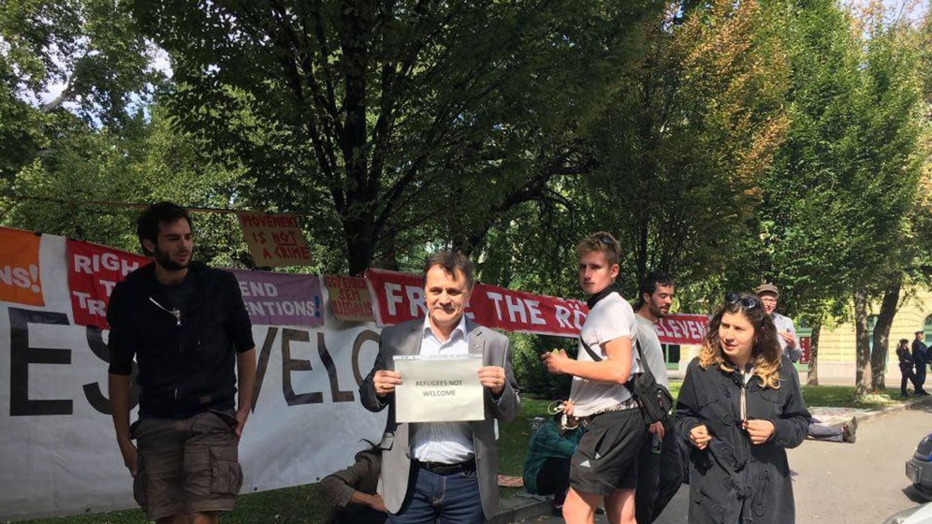 Leköpték, lökdösték a vagyonvédelmi kamara elnökét a migránsvédő aktivisták