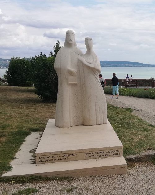 A tihanyi apátság alapítója, I. András Árpád-házi király és felesége, Anasztázia kijevi hercegnő szobra Tihanyban. A szerző felvétele.