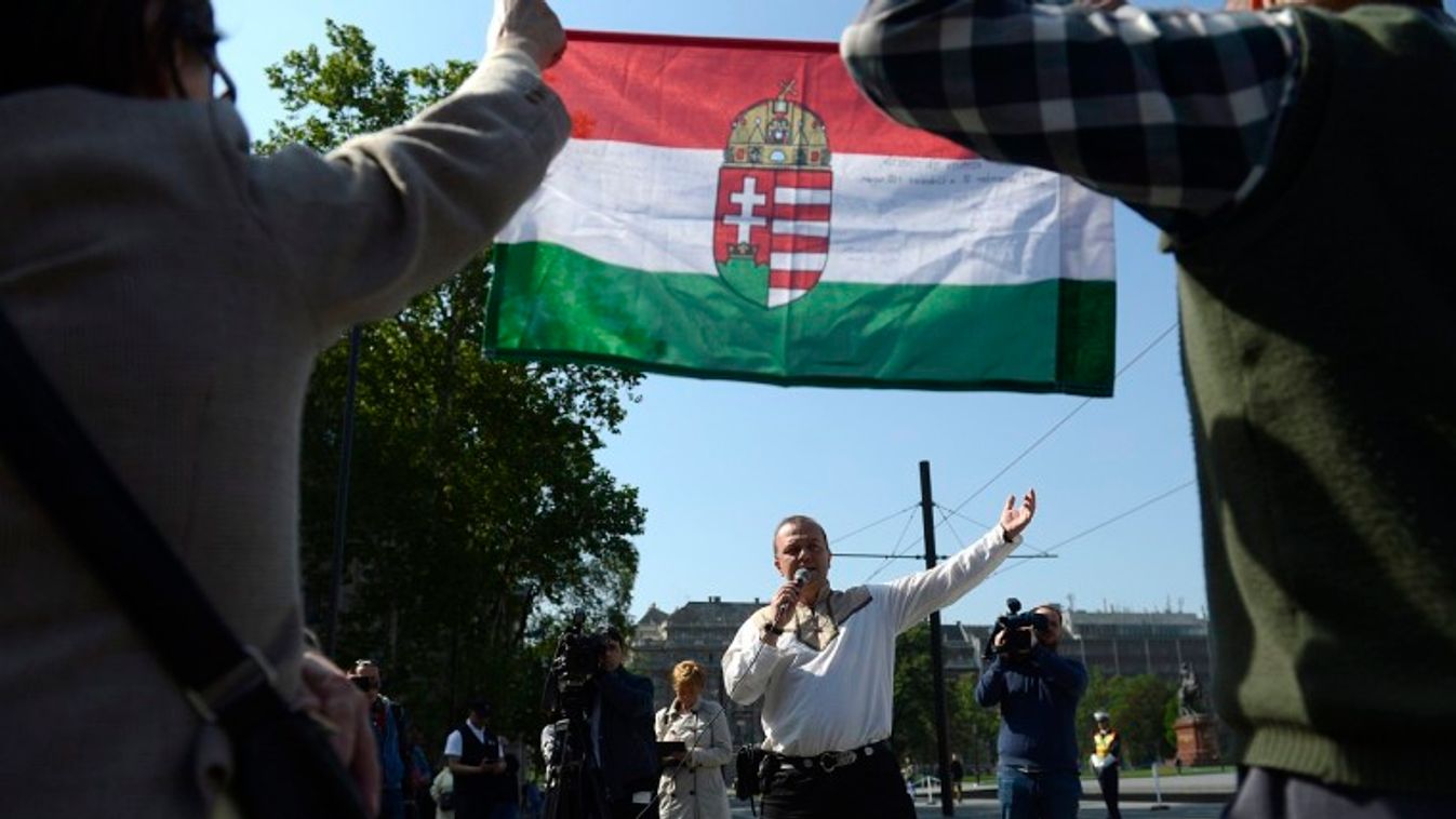 Előállították a Pásztort leköpő tüntetőt