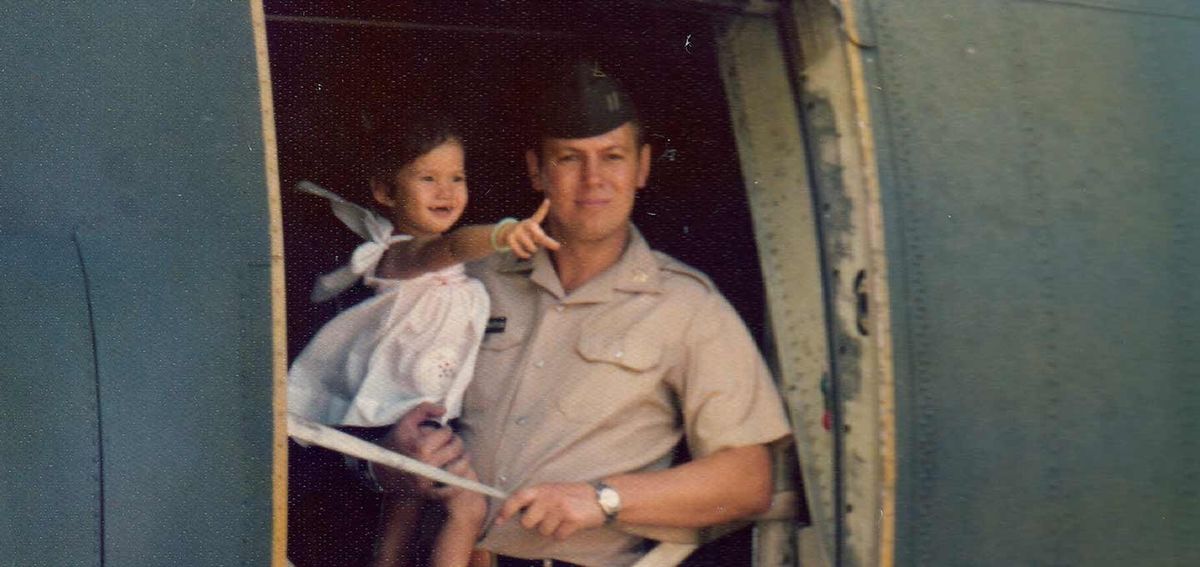 Herrington a lányával Vietnamban / Forrás: PBS.org