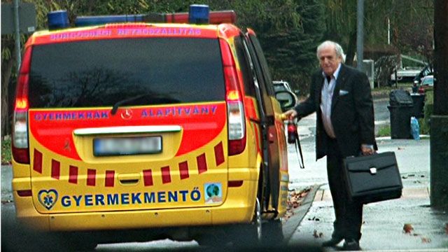A videó és a kép, amely bejárta a magyar sajtót: Balogh István esete a taxiként funkcionáló mentővel és a villamossínekkel. Fotó: index.hu