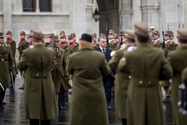 Budapest, 2015. november 15. Orbán Viktor miniszterelnök és Benkõ Tibor vezérezredes, a Honvéd Vezérkar fõnöke (középen j-b) 2015. november 15-én az Országház elõtti Kossuth Lajos téren, ahol katonai tiszteletadás mellett felvonták, majd félárbócra eresztették Magyarország lobogóját a párizsi terrortámadásokban elhunyt áldozatok emlékére elrendelt nemzeti gyásznapon. MTI Fotó: Mohai Balázs