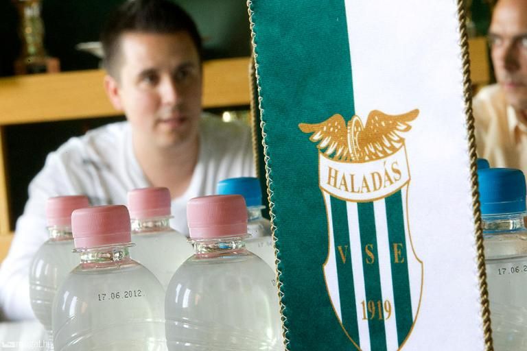 Czeglédy Csaba állítja, nem vét az MLSZ szabályzata ellen. Fotó: nyugat.hu