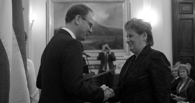 Dr. Susa Éva átveszi a Magyar Köztársasági Érdemrend tisztikeresztje kitüntetést Navracsics Tibortól / Fotó: MTI