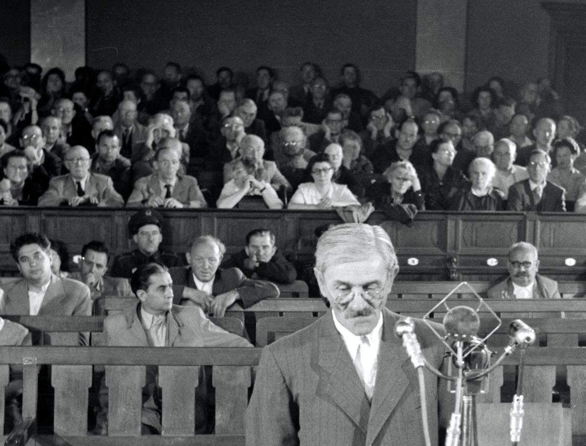 A tömeggyilkossággal vádolt, halálra ítélt, majd kivégzett Francia Kiss Mihály a bíróságon (1957) / Fotó: MTI